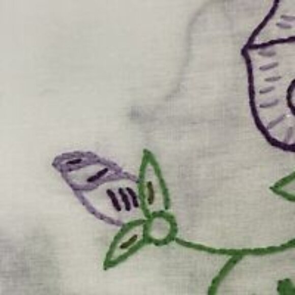 82 X 49 White Embroidered Tablecloth Hummingbirds Butterflies Flowers Purple - Picture 11 of 11